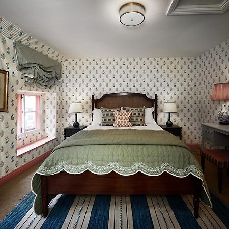 Townhouse Suites- Abbey Row マルムズベリー エクステリア 写真