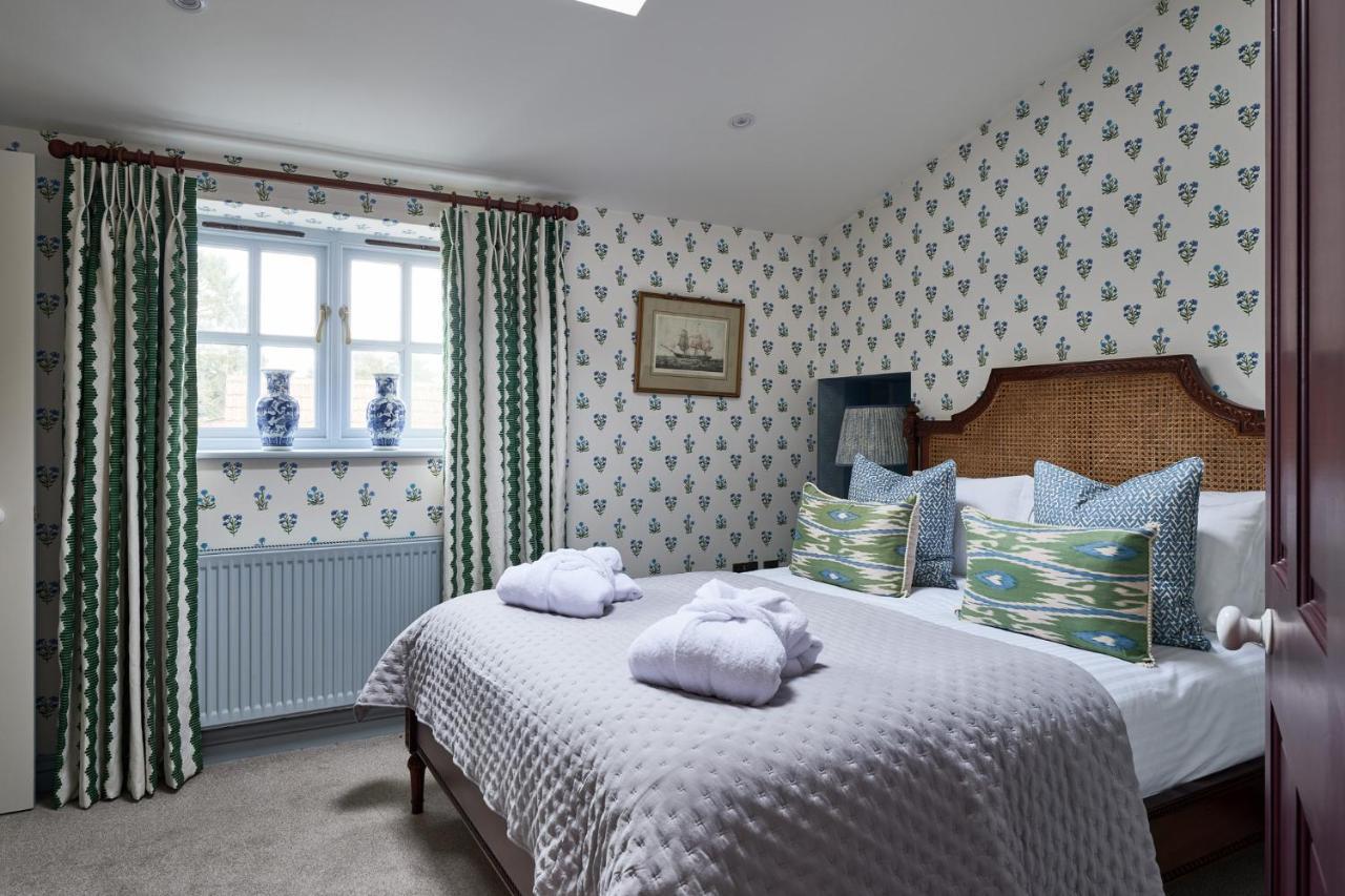 Townhouse Suites- Abbey Row マルムズベリー エクステリア 写真