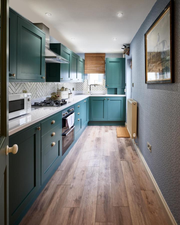 Townhouse Suites- Abbey Row マルムズベリー エクステリア 写真