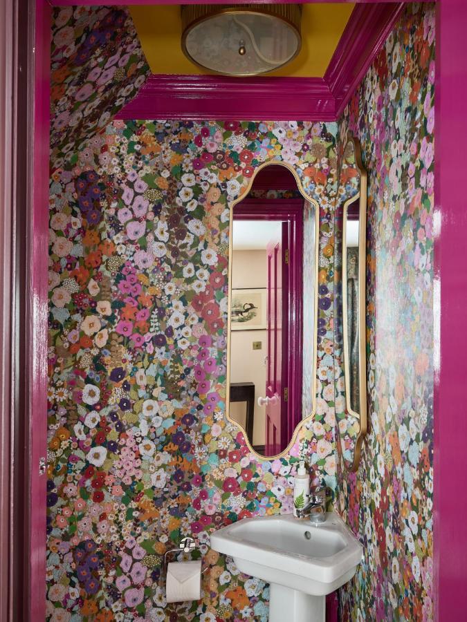 Townhouse Suites- Abbey Row マルムズベリー エクステリア 写真
