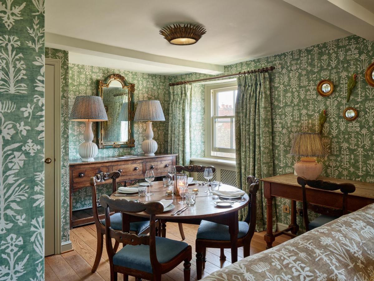 Townhouse Suites- Abbey Row マルムズベリー エクステリア 写真
