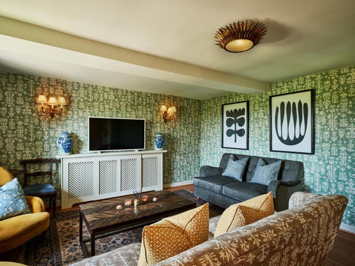 Townhouse Suites- Abbey Row マルムズベリー エクステリア 写真