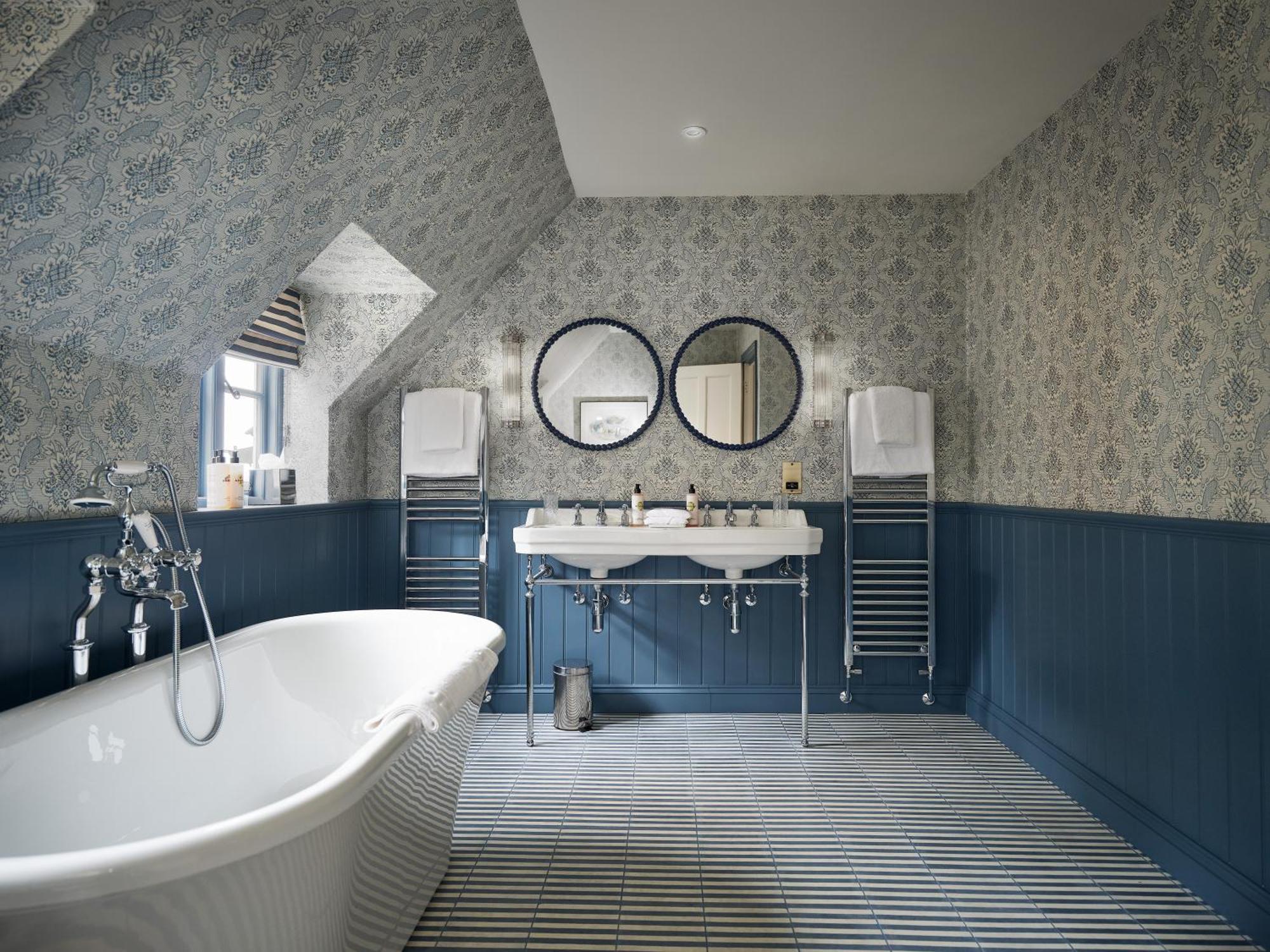 Townhouse Suites- Abbey Row マルムズベリー エクステリア 写真